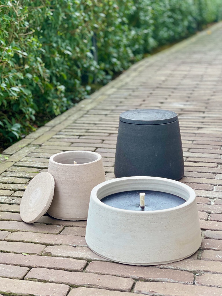 Grey terracotta scented (Lavender / Rosemary / Pine) outdoor candle - Conical with cover in Black Giftbox - Ø 23x12cm - 1 ext. cot. - p /2