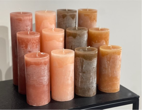 PACKAGE 1 Cylinder Candles (78 pcs) (SS24) : Mix of Ø 7cm - Ø 8,6cm - Ø 10cm in our trendy colours (02, 89, 94, 33) as in the picture